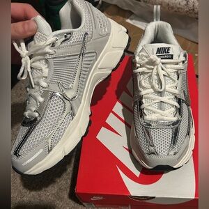 Nike VOMERO 5 (GS) Camera - Photon Dust and Chrome